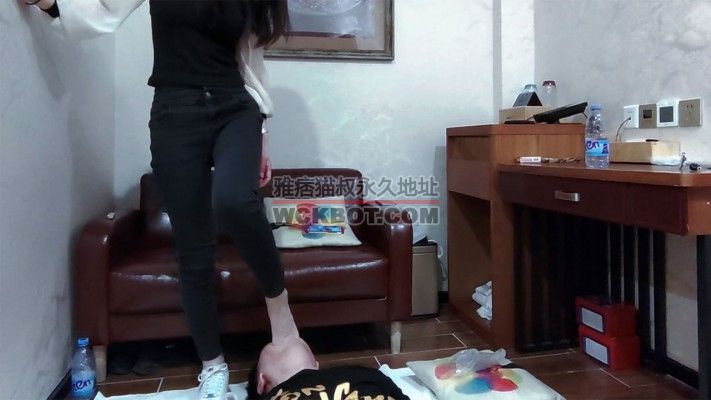 【网盘】【冷凝】搓脚皮脚泥让脚奴用嘴接-人体垃圾桶系列（七） YC-230724-10