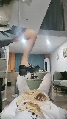 【网盘】【失心】爬山后带泥脏鞋底踩狗【完整版】 bf23868