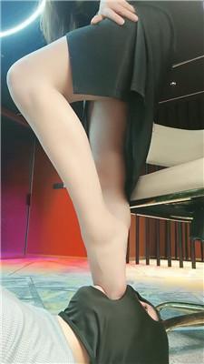 【网盘】【咩祖】狗舌清理高跟/跪舔肉丝脚/骑狗背 bf46281