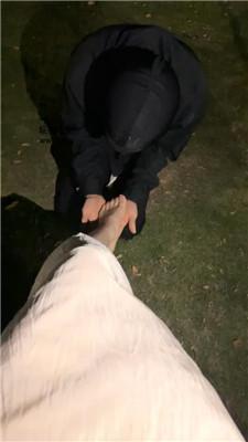 【网盘】【绵绵】深夜户外遛狗恋足舔 JS241028-33