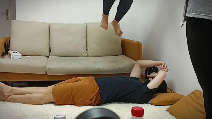 【网盘】『高兴儿』三人群踩 带着闺蜜妹妹同时在m身上蹦跳 YC-240904-4