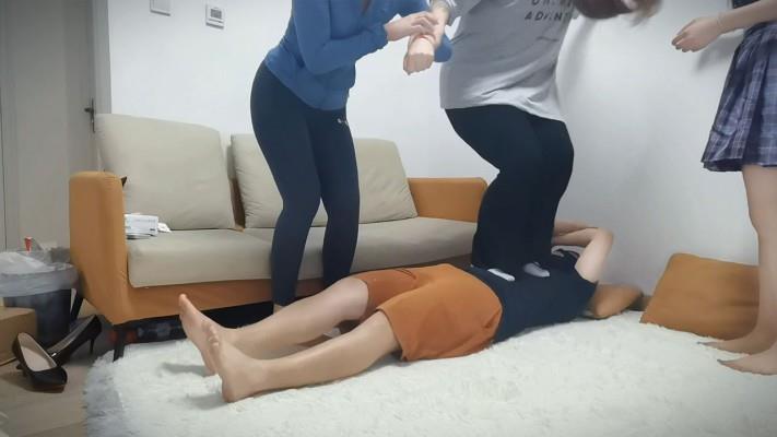 【网盘】『高兴儿』三人群踩 带着闺蜜妹妹同时在m身上蹦跳 YC-240904-4