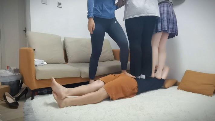 【网盘】『高兴儿』三人群踩 带着闺蜜妹妹同时在m身上蹦跳 YC-240904-4