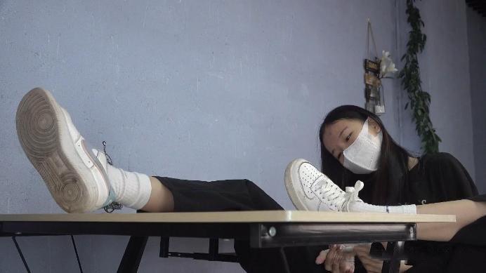 【2024-10-31】【南国原创】高冷S小樱玩弄M-舔脏鞋底闻臭袜子舔臭脚全体重踩踏 ACYC-1543