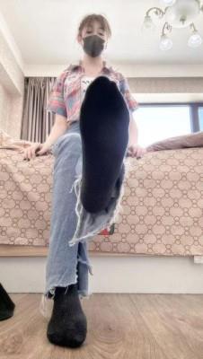 【网盘】素人女主踢裆坐脸闻臭袜子 ACYC-2781