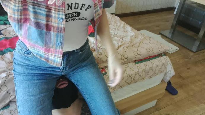 【网盘】素人女主踢裆坐脸闻臭袜子 ACYC-2781