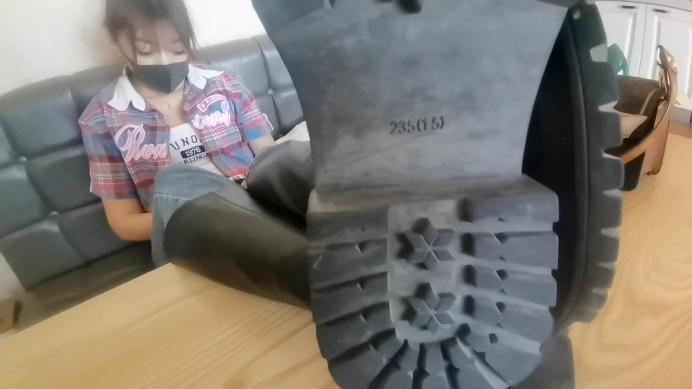 【网盘】素人女主踢裆坐脸闻臭袜子 ACYC-2781