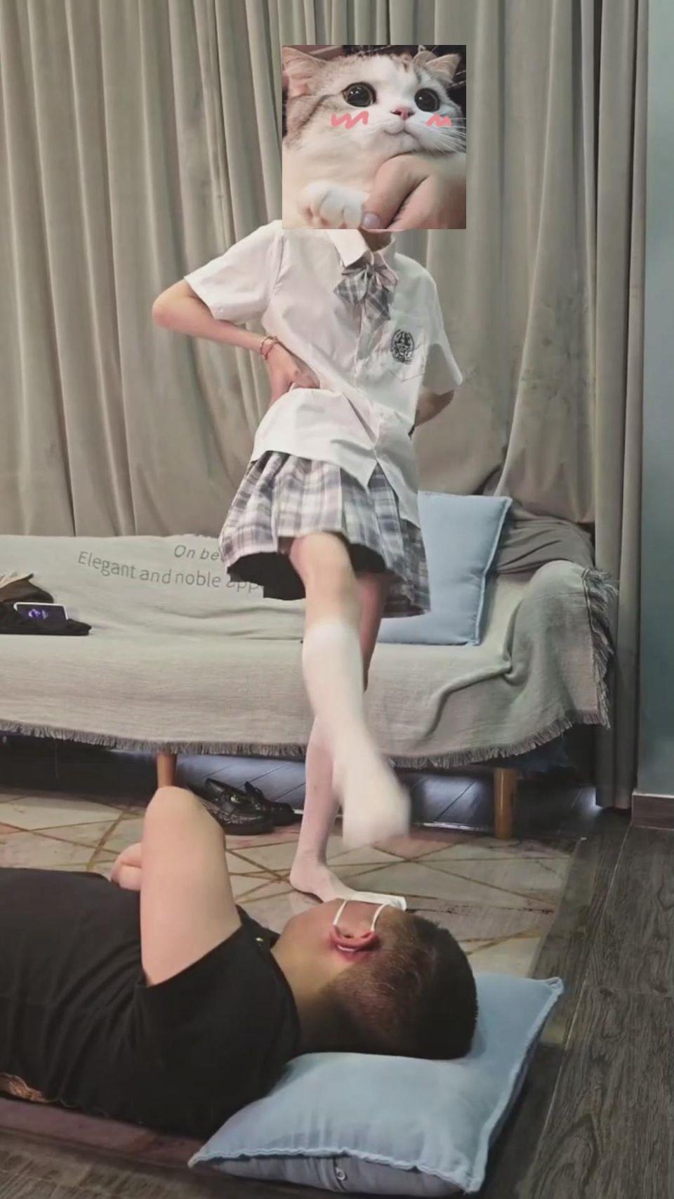 【爱秀套图】清纯女高暴力脚耳光踩脸羞辱