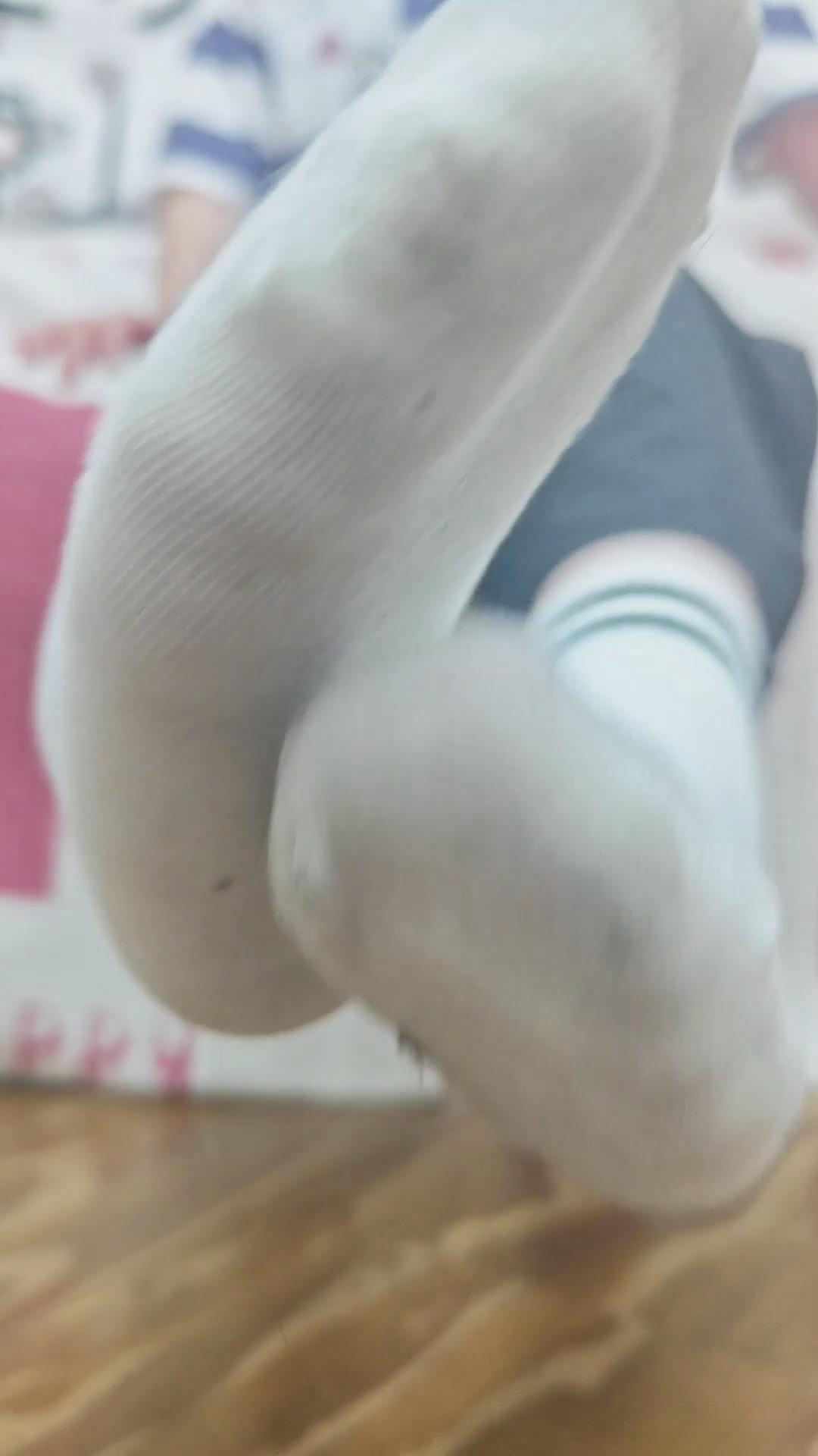 【爱秀套图】小野臭袜子和闺蜜剧情羞辱