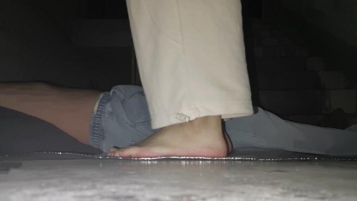 【爱秀套图】素人高中透子第一次踩肚子，楼梯道（上部）ACYC-3936