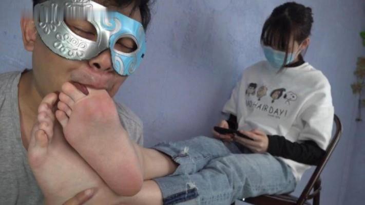 【爱秀套图】【南国原创】实习老师小韵S美脚崇拜，舔白嫩大脚丫! 凉拖原味汗脚 YC-241118-2