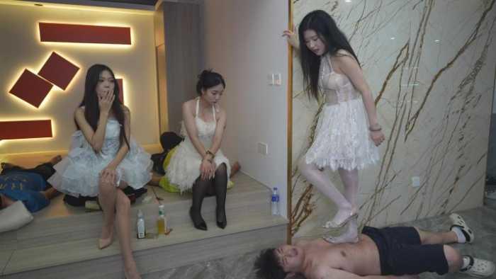 【爱秀套图】全国第一 3女S高跟乱踩，双S全体重踩头致盲另一个S胡乱高跟踩 YC-241208-2