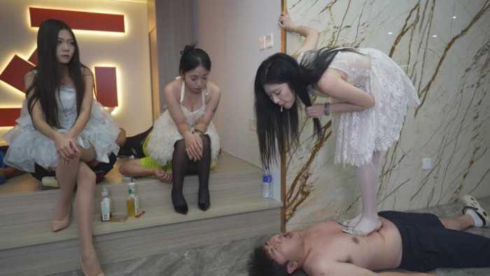 【爱秀套图】全国第一 3女S高跟乱踩，双S全体重踩头致盲另一个S胡乱高跟踩 YC-241208-2