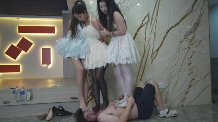 【爱秀套图】全国第一 3女S高跟乱踩，双S全体重踩头致盲另一个S胡乱高跟踩 YC-241208-2