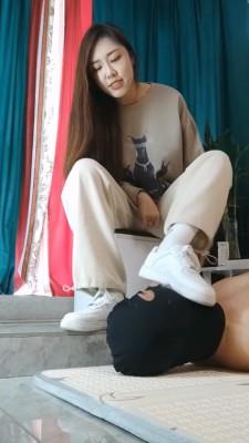 【爱秀套图】严厉御姐原味白袜脚碾踩狗脸窒息裸足插嘴 重度语言羞辱贱畜调教成厕奴 bf48033