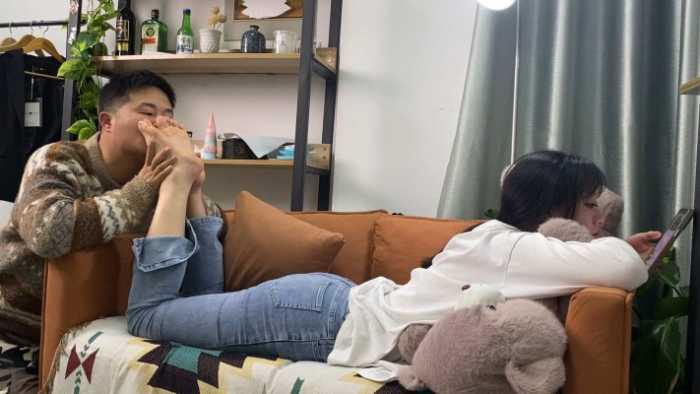 【爱秀套图】【第5风格】 00后酱一边玩手机一边被舔脚 YC-241127-9