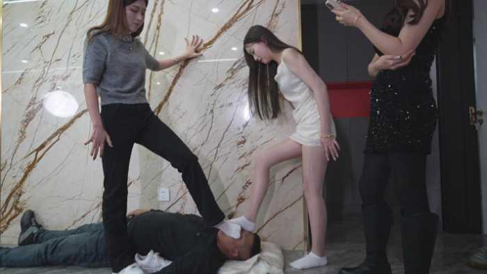 【爱秀套图】三S踹头强制吸原味臭袜子抵痛 全程不停歇轮换全体重踩头！ YC-241213