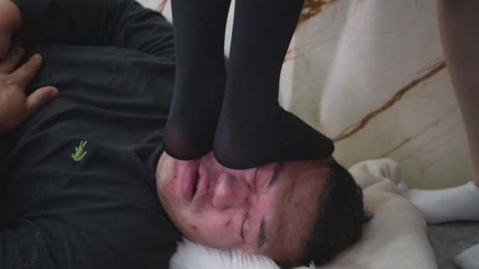 【爱秀套图】三S踹头强制吸原味臭袜子抵痛 全程不停歇轮换全体重踩头！ YC-241213