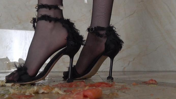 【爱秀套图】【南国原创】雪儿女神黑丝高跟鞋踩踏食物，第一人称语言羞辱，身临其境 YC-241216