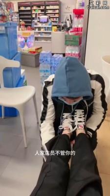 【爱秀套图】超市里当着众人公开调教学生 JS241222-24