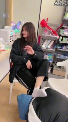 【爱秀套图】超市里当着众人公开调教学生 JS241222-24