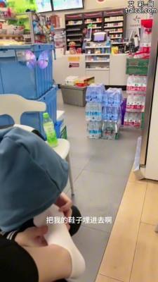【爱秀套图】超市里当着众人公开调教学生 JS241222-24