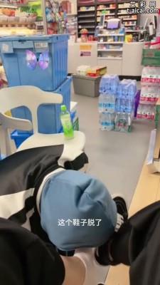 【爱秀套图】超市里当着众人公开调教学生 JS241222-24