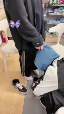 【爱秀套图】超市里当着众人公开调教学生 JS241222-24