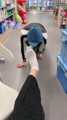 【爱秀套图】超市里当着众人公开调教学生 JS241222-24