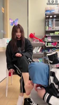 【爱秀套图】超市里当着众人公开调教学生 JS241222-24