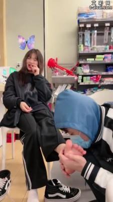 【爱秀套图】超市里当着众人公开调教学生 JS241222-24