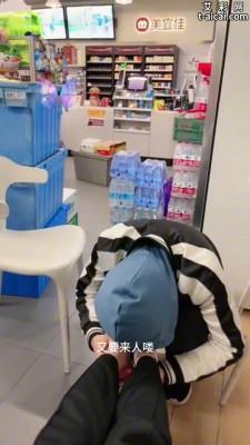 【爱秀套图】超市里当着众人公开调教学生 JS241222-24