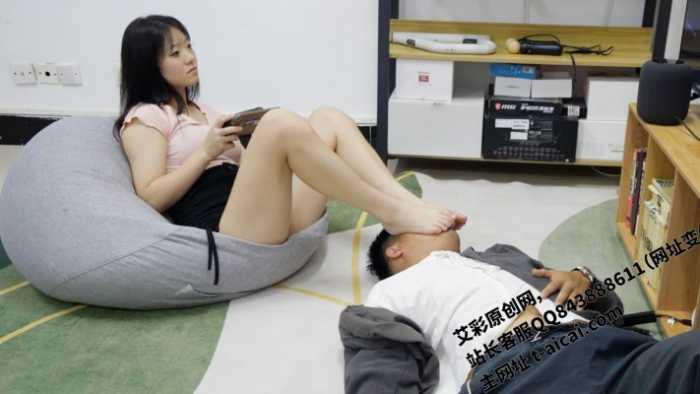 【爱秀套图】【第5风格】边玩游戏边被老板玩脚 YC-241221-6