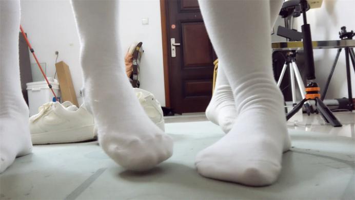 【爱秀套图】晓G凌 双S脏鞋白袜JK 更衣室里的猥琐男全语言双人羞辱践踏实况POV LCT550a