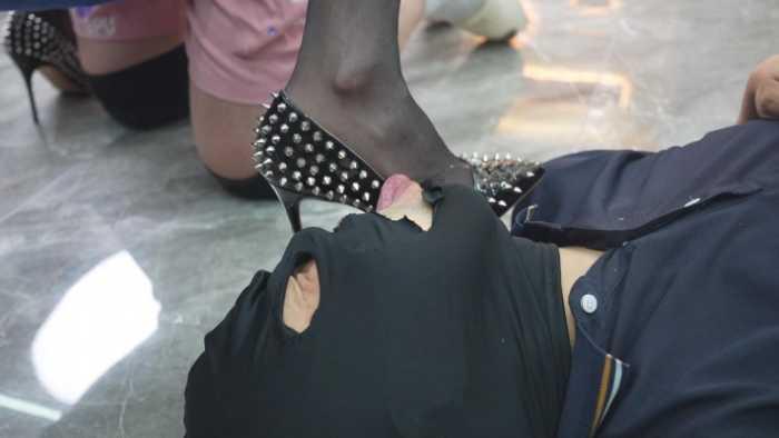 【爱秀套图】麋鹿银儿 集团骑马大专场 高能花样骑马奴隶庄园 浓痰爆踹工具狗 YC-241227