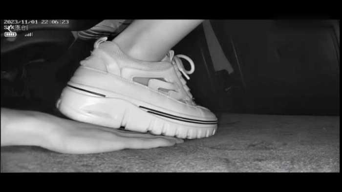 【网盘】B769 &#8211; 无意识厚底运动鞋踩手翻车被发现 bf49298