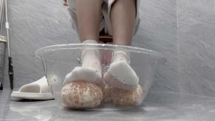 【网盘】【莓子】白袜加光脚榨橙汁，袜子泡橙汁打包 YC-250126-2