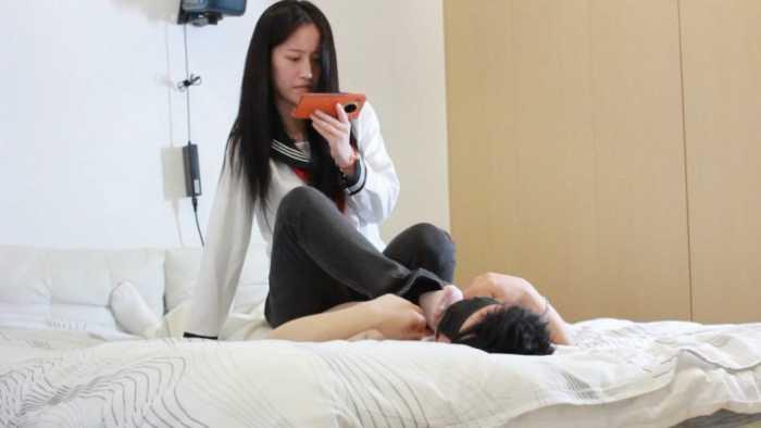 【爱秀套图】【黑丝诱惑】素人篇：大二学生晓俞牛仔裤坐肚子坐脸窒息 YC-250127-3