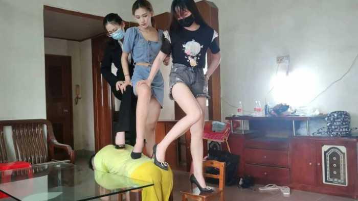 【爱秀套图】小鱼姐姐携手精神小妹梦梦女神和婷婷强迫奴隶钻胯，耳光羞辱胯下狗 YC-250127-4