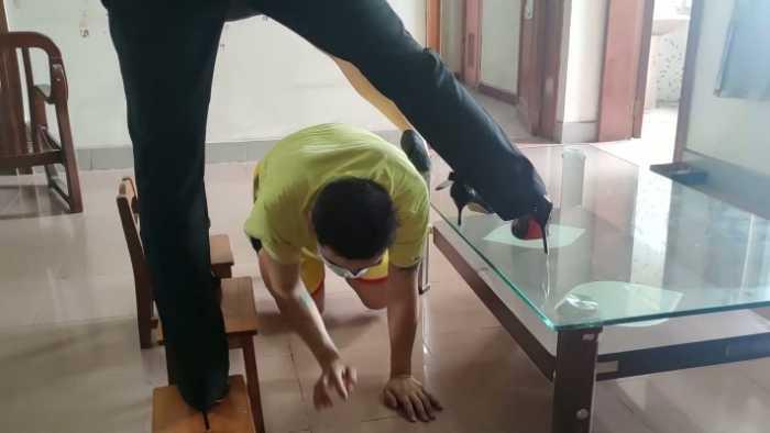 【爱秀套图】小鱼姐姐携手精神小妹梦梦女神和婷婷强迫奴隶钻胯，耳光羞辱胯下狗 YC-250127-4