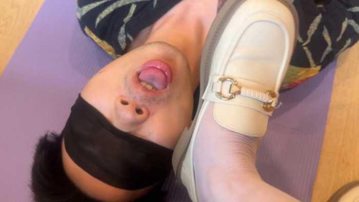 【爱秀套图】【黑丝诱惑】沐沐女主好几双原味脏鞋的鞋底清洁器 YC-250128