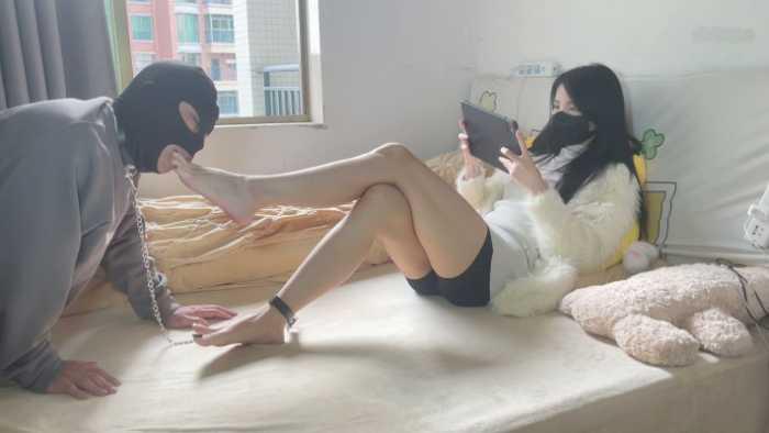 【爱秀套图】春节档：小贝祖宗过年在家和其他男人打游戏，狗链拴着老公在床边沉浸式伺候 YC-250131