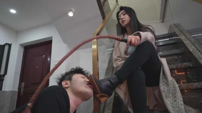 【爱秀套图】高跟皮靴踩牙龈全体重，极品高冷美女高跟踩挂钩 YC-250210-6