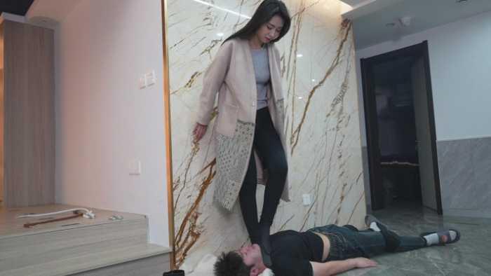 【爱秀套图】高跟皮靴踩牙龈全体重，极品高冷美女高跟踩挂钩 YC-250210-6