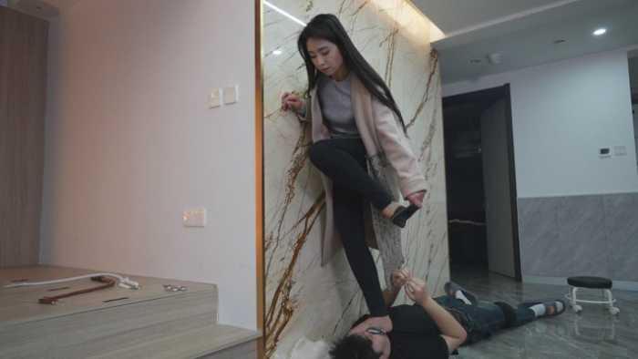 【爱秀套图】高跟皮靴踩牙龈全体重，极品高冷美女高跟踩挂钩 YC-250210-6