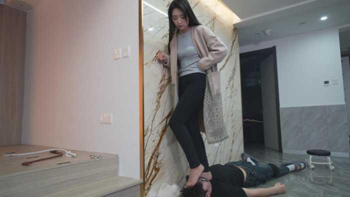 【爱秀套图】高跟皮靴踩牙龈全体重，极品高冷美女高跟踩挂钩 YC-250210-6