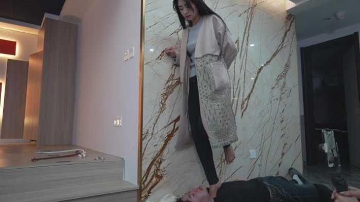 【爱秀套图】高跟皮靴踩牙龈全体重，极品高冷美女高跟踩挂钩 YC-250210-6