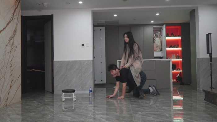 【爱秀套图】高跟皮靴踩牙龈全体重，极品高冷美女高跟踩挂钩 YC-250210-6