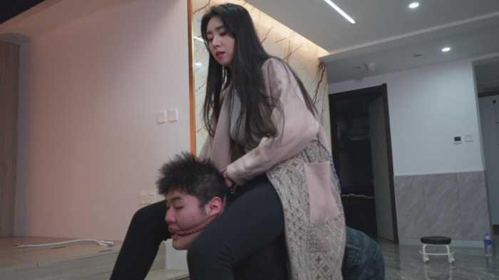 【爱秀套图】高跟皮靴踩牙龈全体重，极品高冷美女高跟踩挂钩 YC-250210-6