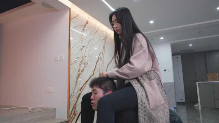 【爱秀套图】高跟皮靴踩牙龈全体重，极品高冷美女高跟踩挂钩 YC-250210-6